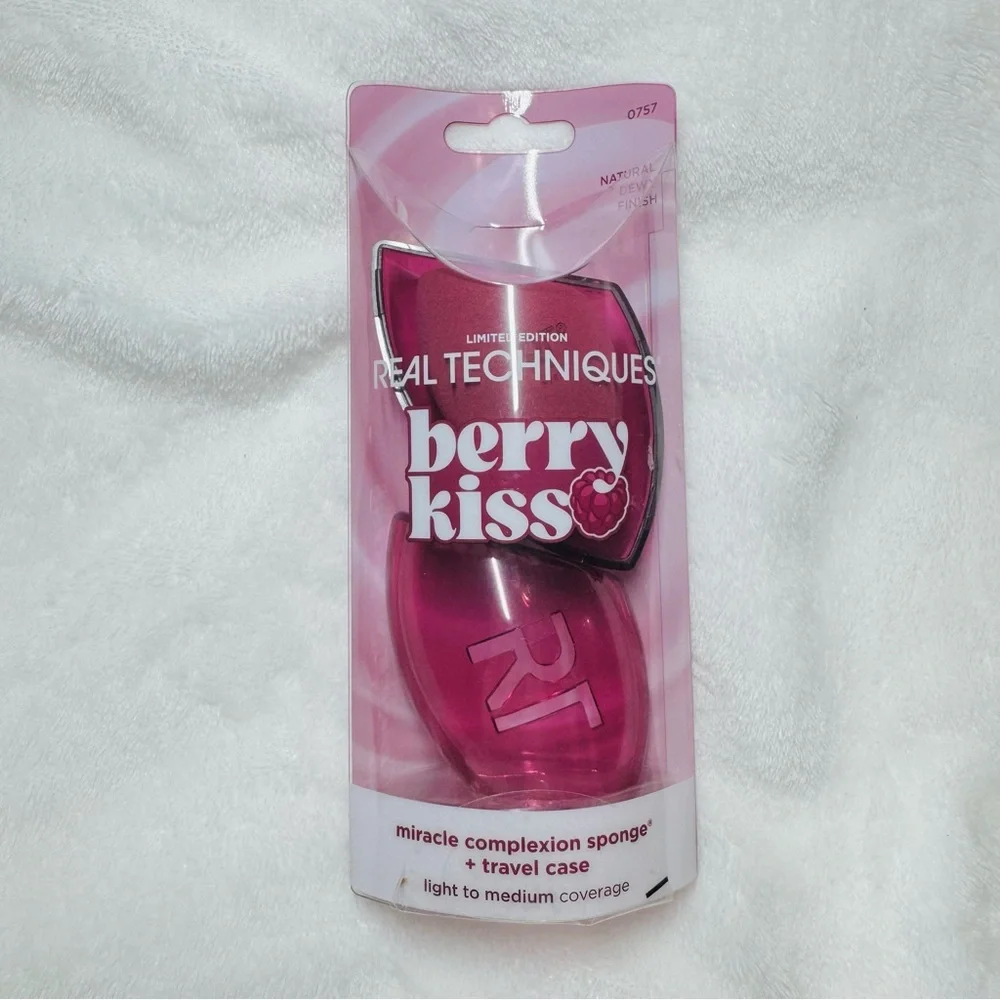 Real Techniques Berry Kiss Miracle Complexion Sponge + Travel Case - New